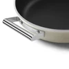 Kép 3/5 - SMEG ALACSONY LÁBAS FEDŐVEL, 28 cm, edzett üveg fedő, rozsdamentes acél fogantyú, matt bézs