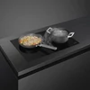 Kép 2/5 - SMEG PÁRAELSZÍVÓVAL INTEGRÁLT INDUKCIÓS FŐZŐLAP, Universal design, 83x52 cm, design rács, fekete üveg